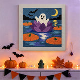 Tableau punch needle fantôme sur nénuphar accroché au mur dans une déco d'Halloween