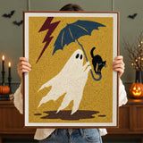 Tableau punch needle fantôme orage tenu en main pour montrer sa taille