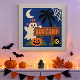 Tableau punch needle fantôme à la pancarte accroché au mur dans une déco d'Halloween