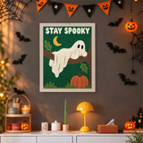 Tableau punch needle fantôme perché accroché au mur dans une déco d'Halloween