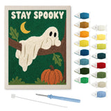 Contenu du kit punch needle fantôme perché : toile sur cadre, aiguilles et fils de laine