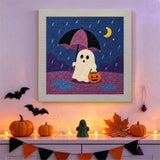 Tableau punch needle fantôme pluie accroché au mur dans une déco d'Halloween