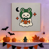 Tableau punch needle fantôme en capuche grenouille accroché au mur d'une chambre pour Halloween