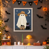 Tableau punch needle fantôme en santiags accroché au mur dans une déco d'Halloween