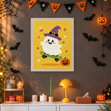 Tableau punch needle fantôme au skate vert accroché au mur dans une déco d'Halloween