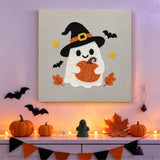 Tableau punch needle fantôme sorcière accroché au mur dans une déco d'Halloween