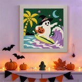 Tableau punch needle fantôme surfeur accroché au mur dans une déco d'Halloween