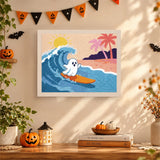 Tableau punch needle fantôme sur sa planche de surf accroché au mur dans une déco d'Halloween