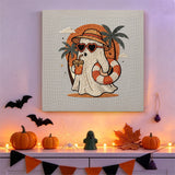 Tableau punch needle fantôme en vacances accroché au mur dans une déco d'Halloween