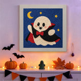 Tableau punch needle fantôme vampire accroché au mur dans une déco d'Halloween