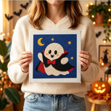 Tableau punch needle fantôme vampire tenu en main pour montrer sa taille