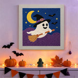 Tableau punch needle fantôme volant accroché au mur dans une déco d'Halloween