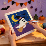 Broderie punch needle en cours, aiguille en main, sur la toile du fantôme volant sur son balai