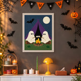 Tableau punch needle fantômes au camping accroché au mur dans une déco d'Halloween