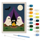 Contenu du kit punch needle fantômes camping : toile sur cadre, aiguilles et fils de laine
