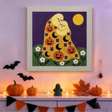 Tableau punch needle fantômes enlacés accroché au mur dans une déco d'Halloween