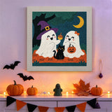 Tableau punch needle fantômes et chaton noir accroché au mur dans une déco d'Halloween