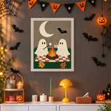 Tableau punch needle fantômes en veillée accroché au mur dans une déco d'Halloween