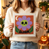 Tableau punch needle fleur crâne tenu en main pour montrer sa taille