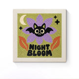 Punch Needle Halloween Fleur de Nuit : tableau brodé terminé sur son cadre