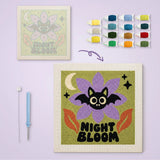 Toile imprimée numérotée et tableau punch needle fleur de nuit terminé