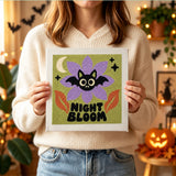 Tableau punch needle fleur de nuit tenu en main pour montrer sa taille
