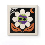Punch Needle Halloween Fleur Momie : tableau brodé terminé sur son cadre