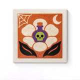 Punch Needle Halloween Fleur Potion : tableau brodé terminé sur son cadre
