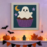 Tableau punch needle gâteau fantôme accroché au mur dans une déco d'Halloween