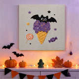 Tableau punch needle glace violette et chauve-souris accroché au mur dans une déco d'Halloween