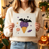 Tableau punch needle glace violette tenu en main pour montrer sa taille