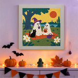 Tableau punch needle pique-nique de fantômes accroché au mur dans une déco d'Halloween