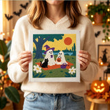 Tableau punch needle goûter fantômes tenu en main pour montrer sa taille