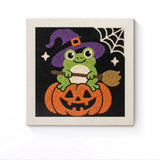 Punch Needle Halloween Grenouille Balai : tableau brodé terminé sur son cadre