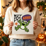 Tableau punch needle grenouille qui saute tenu en main pour montrer sa taille