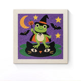 Punch Needle Halloween Grenouille Mage : tableau brodé terminé sur son cadre