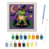 Contenu du kit punch needle grenouille mage : toile sur cadre, aiguilles et fils de laine