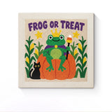 Punch Needle Halloween Grenouille Roi : tableau brodé terminé sur son cadre