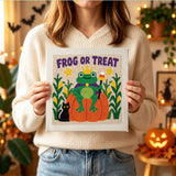 Tableau punch needle grenouille roi tenu en main pour montrer sa taille