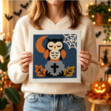 Tableau punch needle hibou endormi tenu en main pour montrer sa taille