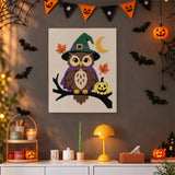 Tableau punch needle hibou sorcier accroché au mur dans une déco d'Halloween