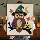 Tableau punch needle hibou sorcier tenu en main pour montrer sa taille
