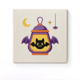 Punch Needle Halloween Lanterne Ailée : tableau brodé terminé sur son cadre