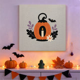Tableau punch needle lanterne bougie accroché au mur dans une déco d'Halloween