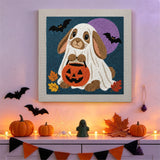 Tableau punch needle lapin fantôme accroché au mur dans une déco d'Halloween