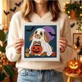 Tableau punch needle lapin fantôme tenu en main pour montrer sa taille