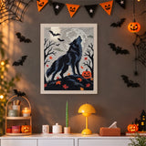 Tableau punch needle loup qui hurle à la lune accroché au mur dans une déco d'Halloween