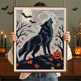 Tableau punch needle loup des bois terminé tenu en main pour montrer sa taille