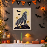 Tableau punch needle loup hurlant accroché au mur dans une déco d'Halloween