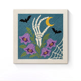 Punch Needle Halloween Main Campanules : tableau brodé terminé sur son cadre